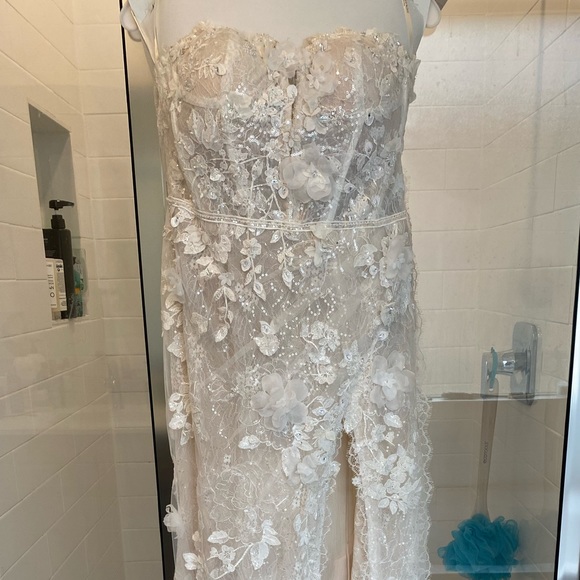 Galina Signature Wedding Gown - Picture 2 of 11